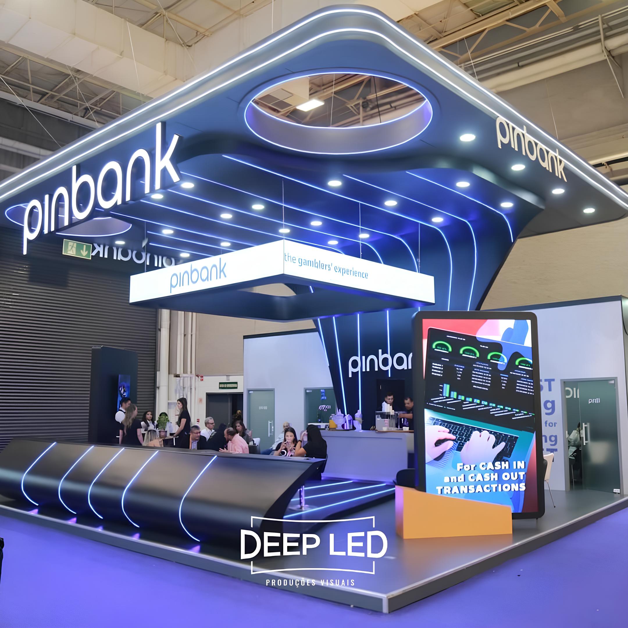 Stand Pinbank com estrutura futurista e painéis de LED