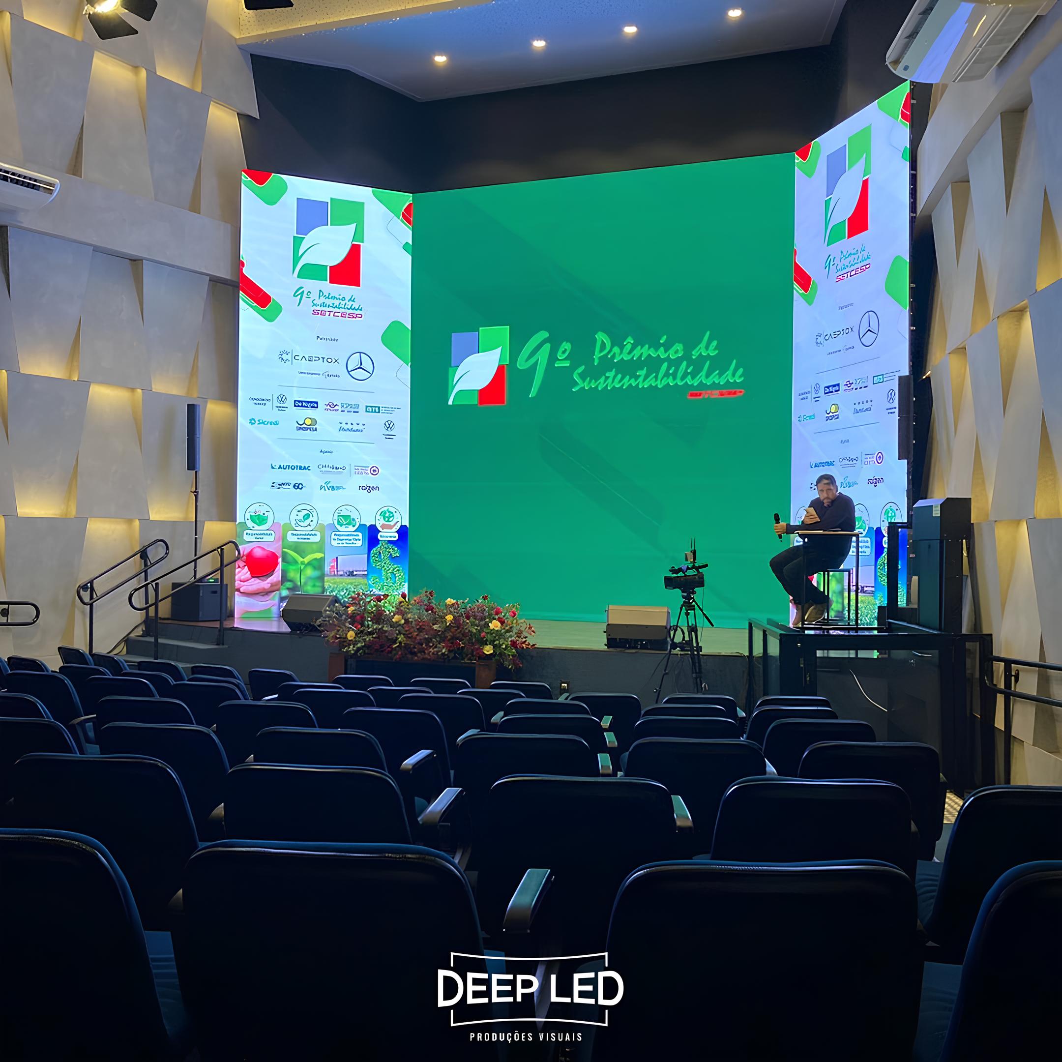 Palco com painel de LED em premiação de sustentabilidade