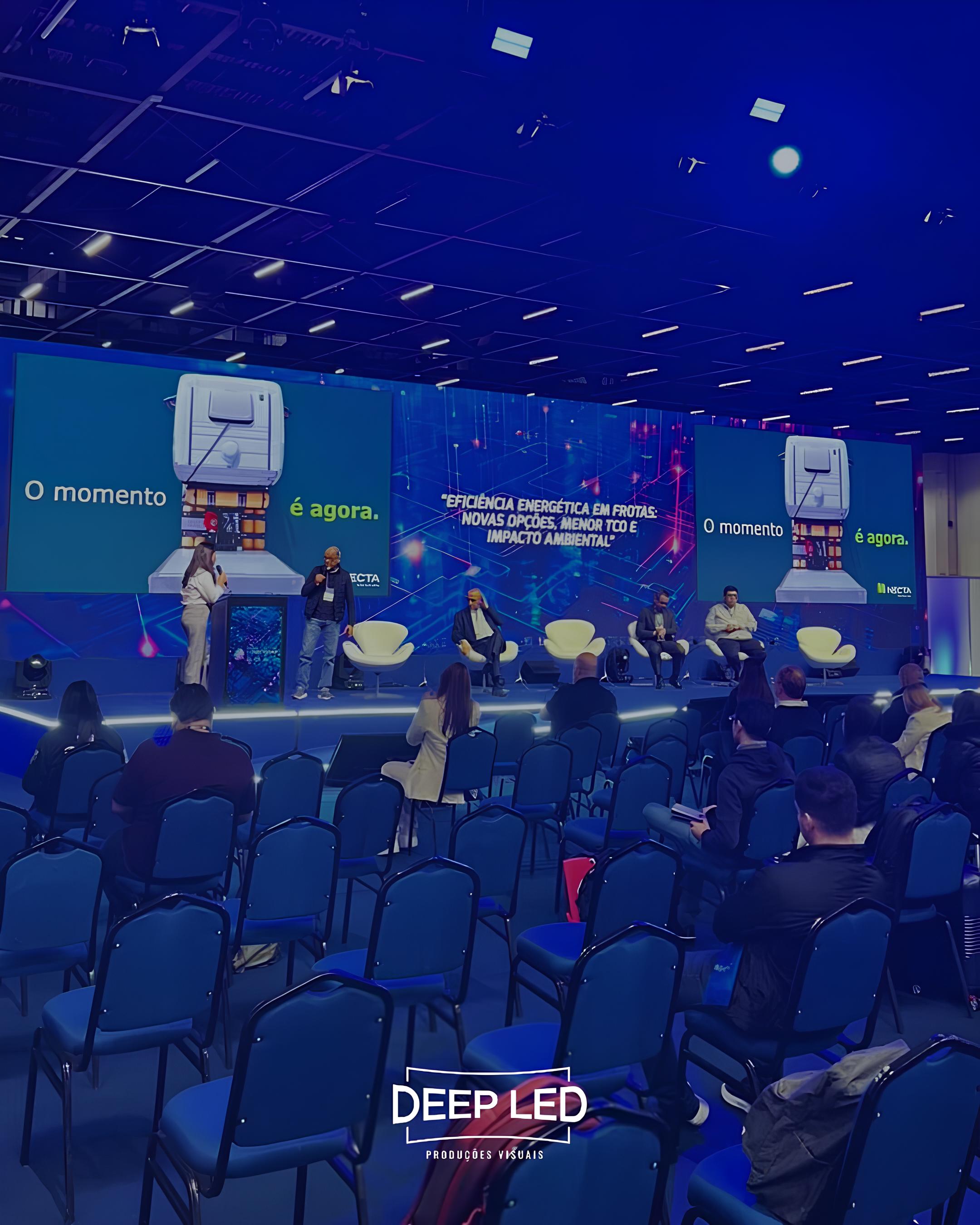 Painel de LED em seminário sobre eficiência energética em frotas